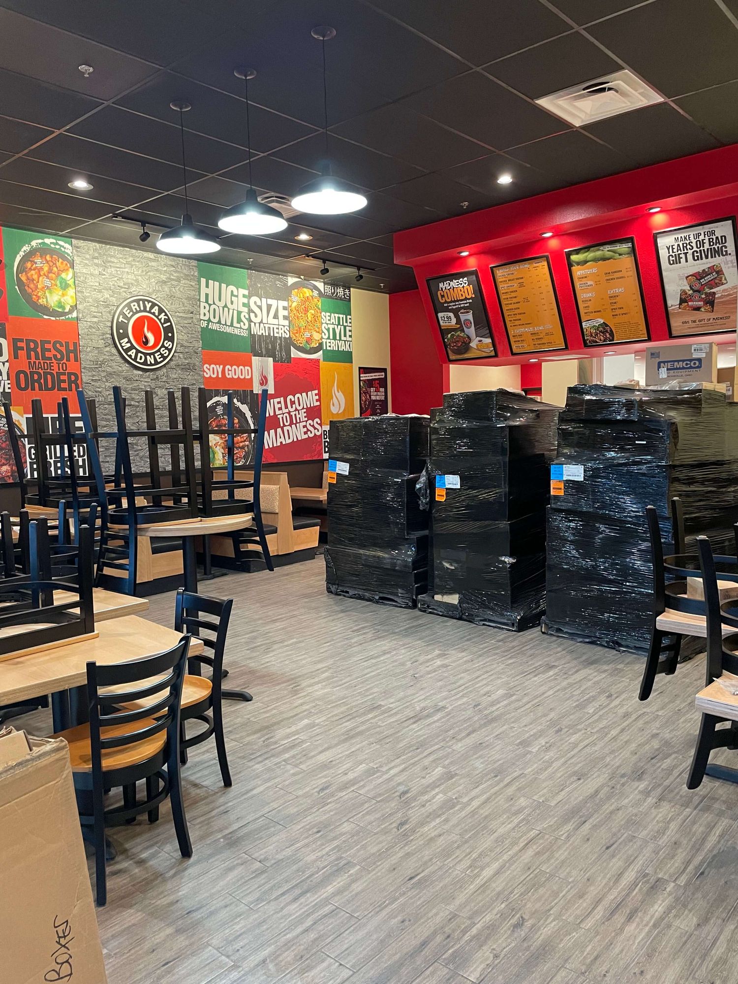 Quick-service restaurant tenant improvement with menu wall by Cardo Construction